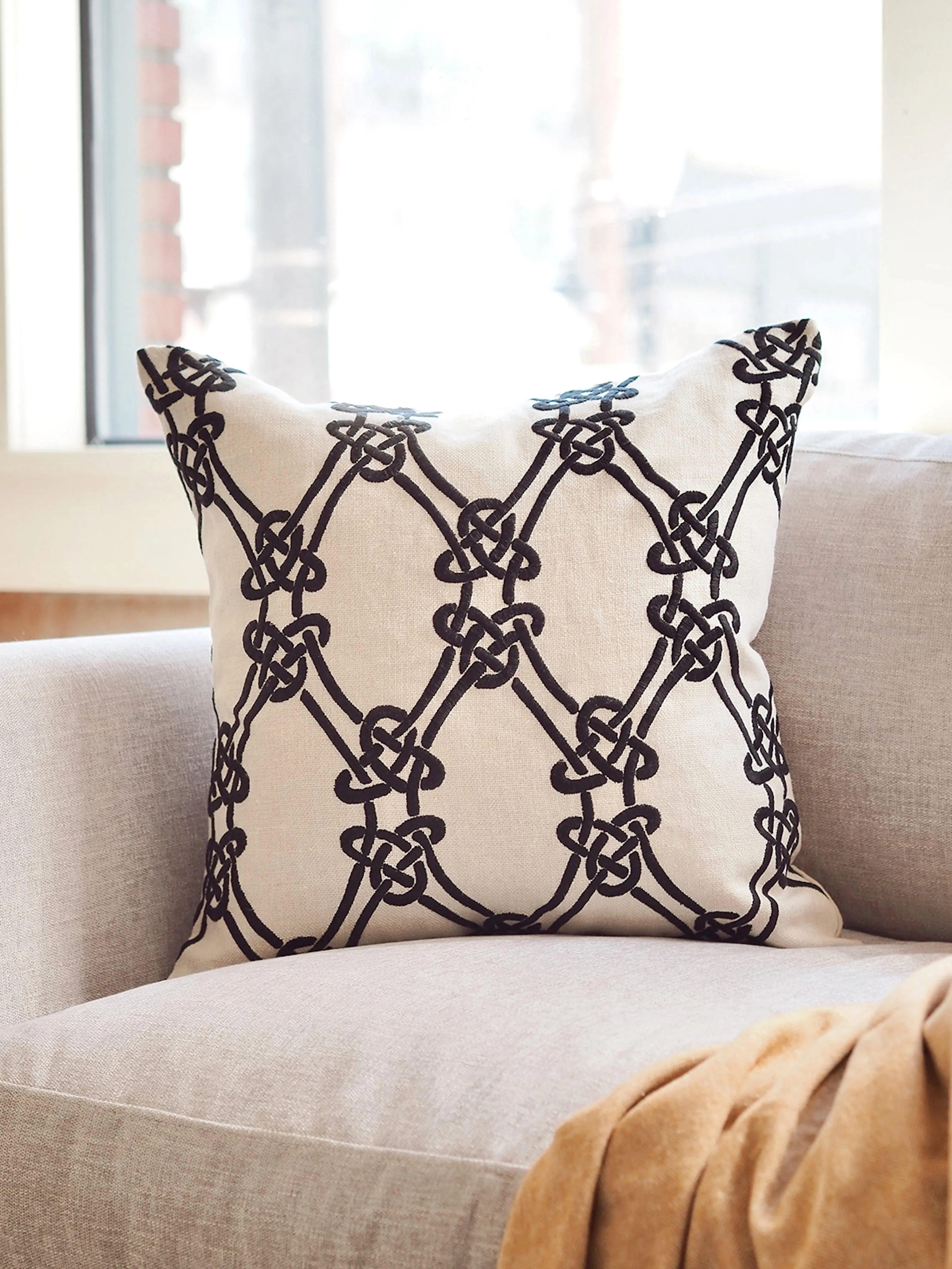 The Knots Pillow | 22x22